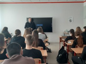 В Новгородском районе сотрудники полиции провели профориентационную беседу со школьниками